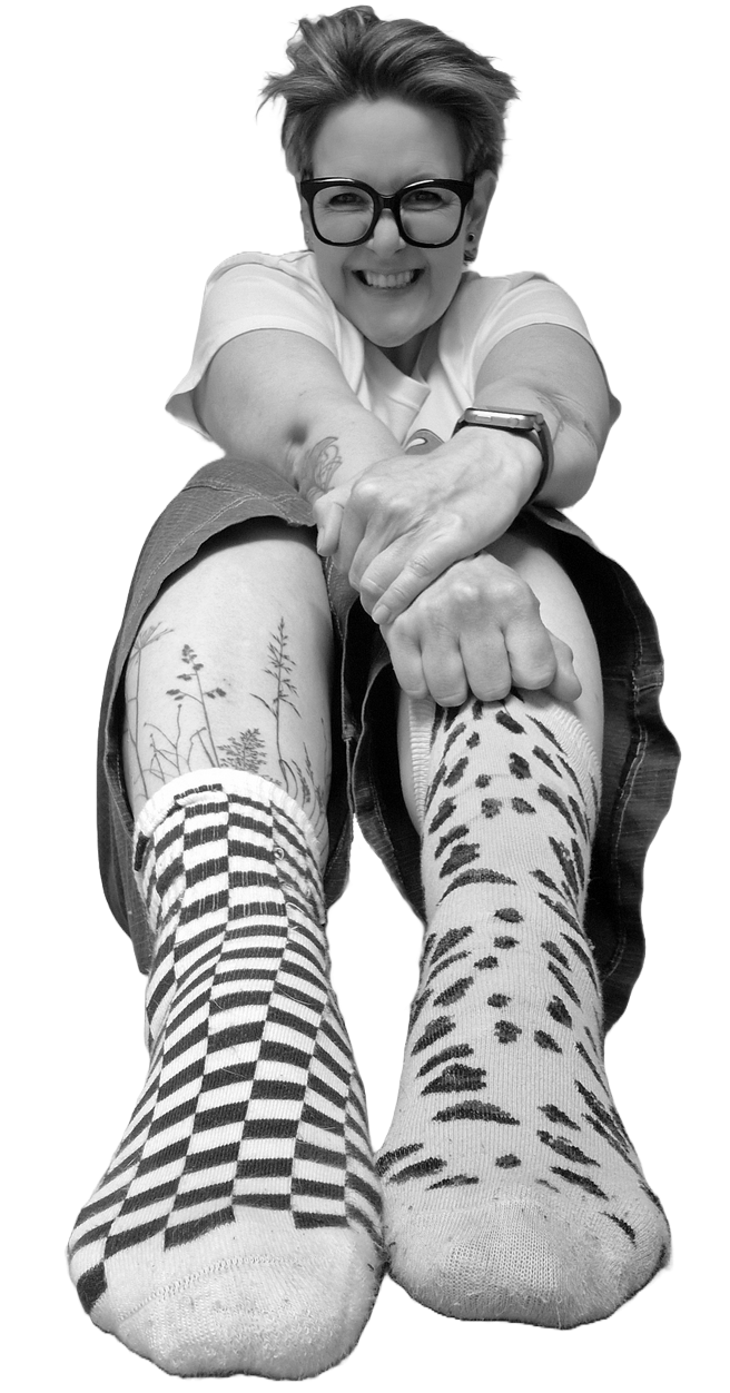Photo de Ness qui porte deux chaussettes différentes avec de l'espièglerie qui se lit sur son visage... ça, ça ressemble à de l'audace.