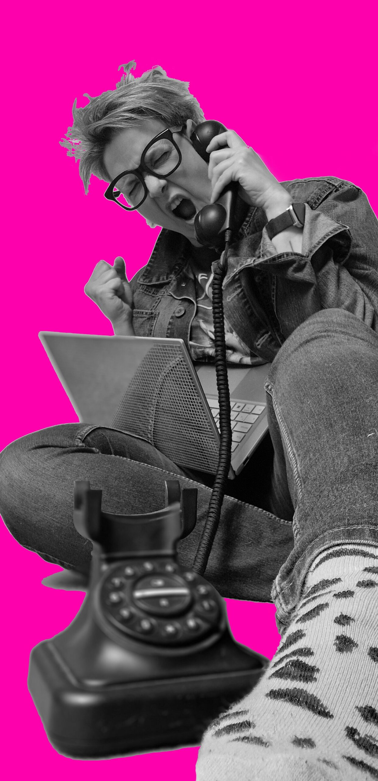 Ness, une coach et accompagnatrice business qui illustre par cette photo le chao dans lequel peut vivre un indépendant de plus de 40 ans face au nouvelles technique de communication et de marketing digital
