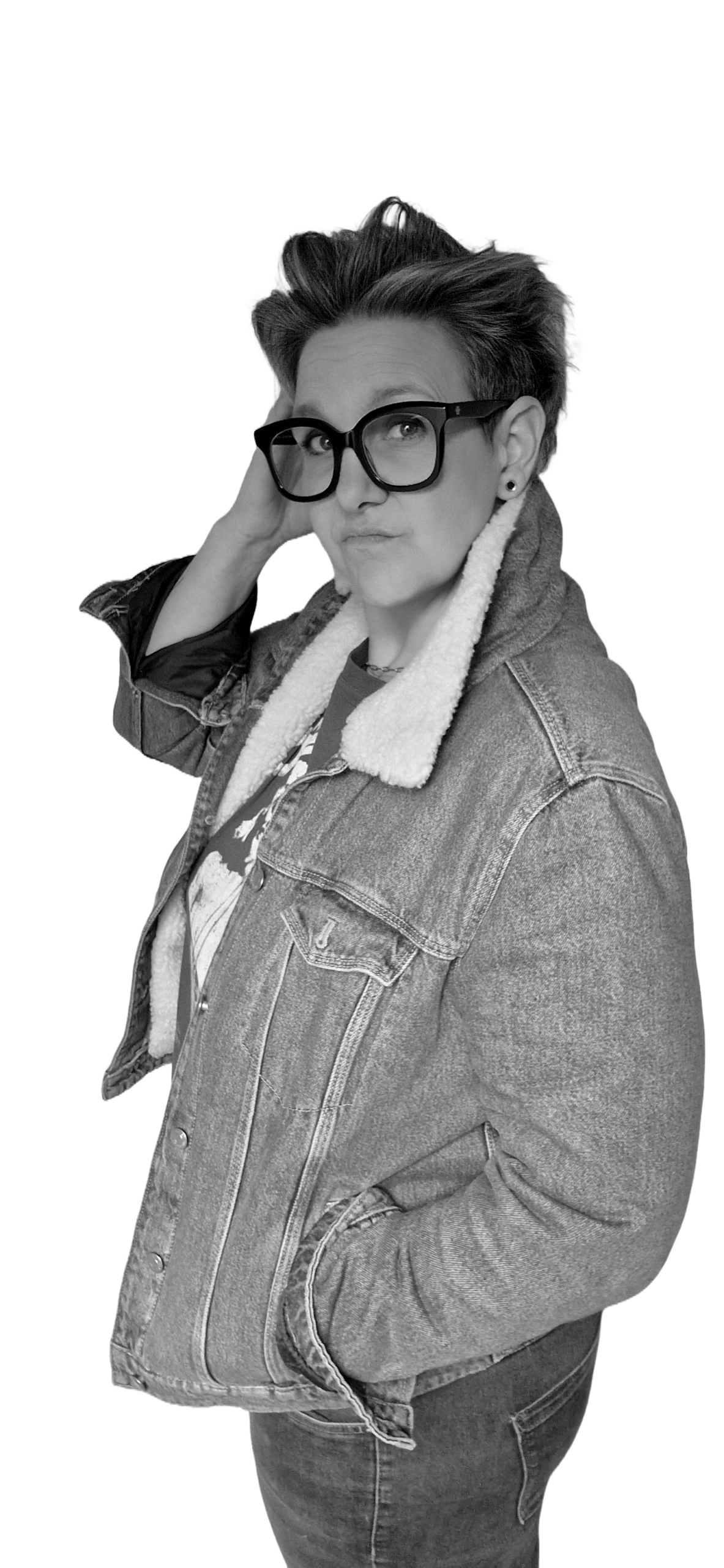 Ness, une freelance Experte branding, visibilité & contenu digital qui accompagne les entrepreneurs, PME et commerçants en recherche de clients.