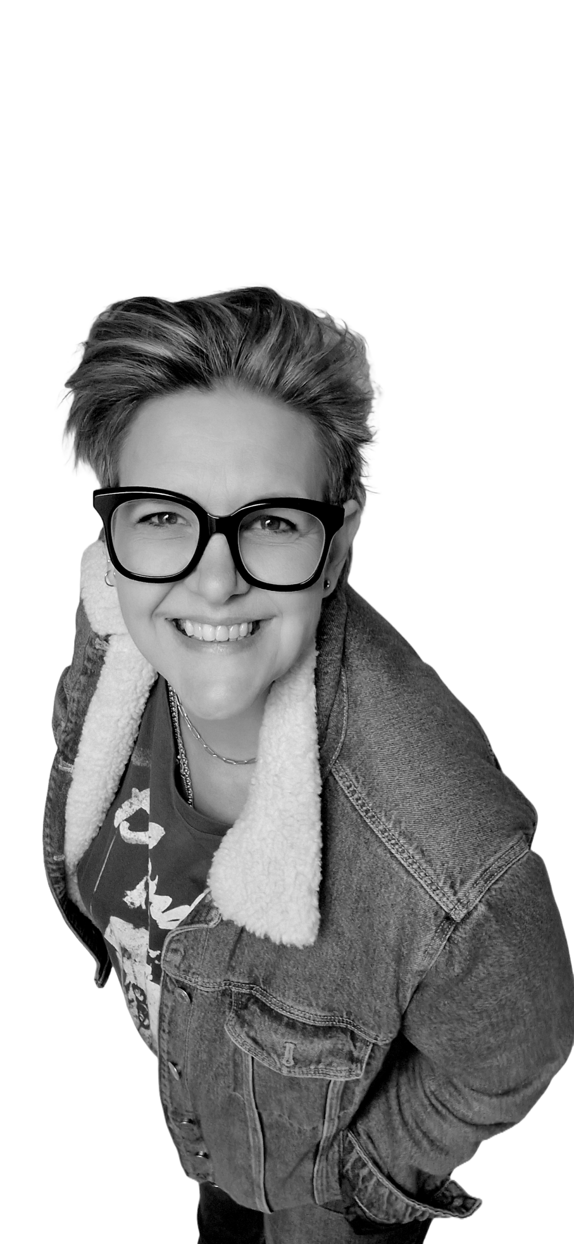 Ness, une freelance Experte branding, visibilité & contenu digital qui accompagne les entrepreneurs, PME et commerçants en recherche de clients. apprès 17 ans en tant que commerçante, elle est aujourd'hui freelance.
